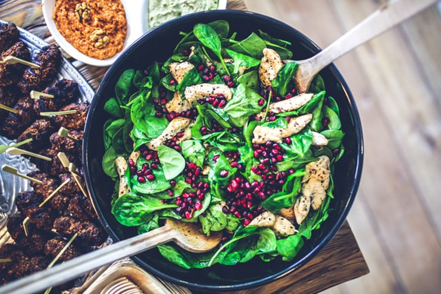 spinach salad with chicken and pomegranates
